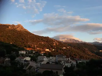 Vue générale sur la montagne ou vue sur la montagne depuis la maison de vacances