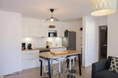 Cuisine ou kitchenette dans l'établissement Appartement La Balagne , Bord de mer, Grande Terrasse, Sant'Ambroggio