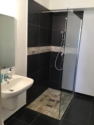 Salle de bains dans l'établissement Superbe T1 à bastia vue sur mer