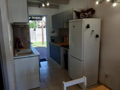 Cuisine ou kitchenette dans l'établissement Villa, maison bord de mer climatisée