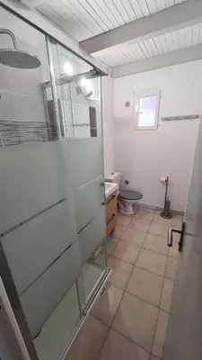 Salle de bains dans l'établissement Villa, maison bord de mer climatisée