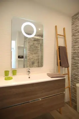 Salle de bains dans l'établissement Centru Appart lumineux vue mer 5 min à pied de la plage et du centre