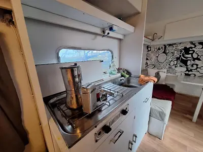 Cuisine ou kitchenette dans l'établissement Caravane janis on the beach