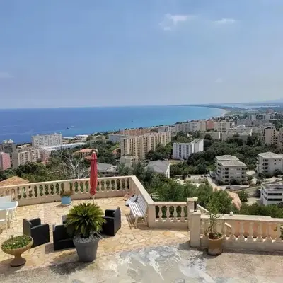Appartement spacieux à Bastia avec vue mer et montagne.
