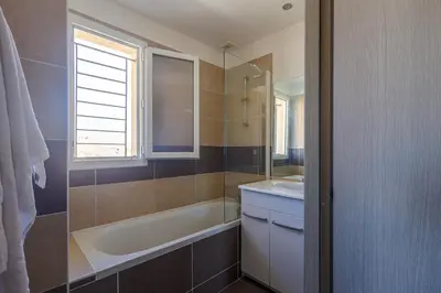 Salle de bains dans l'établissement Maison Fab & Jo - Proche de lîle rousse