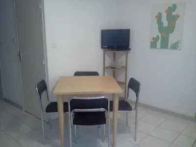 Télévision ou salle de divertissement dans l'établissement Appartement F1 Calvi à 150 mètres de la plage