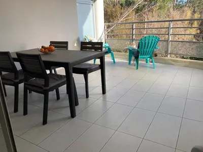 Balcon ou terrasse dans l'établissement Appart'Calvi, 200 m de la plage de la Pinède, WIFI gratuit