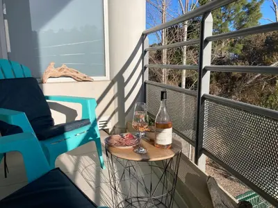 Balcon ou terrasse dans l'établissement Appart'Calvi, 200 m de la plage de la Pinède, WIFI gratuit