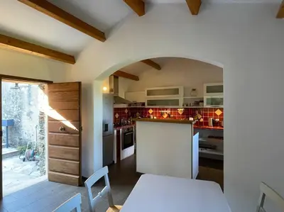 Cuisine ou kitchenette dans l'établissement CAP CORSE - SISCO - MAISON DE CHARME 6 PERSONNES
