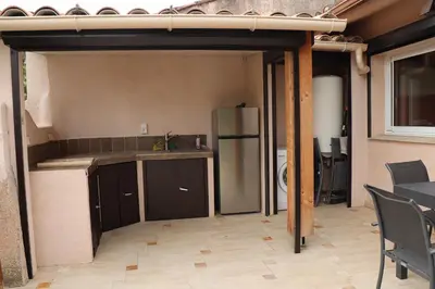 Cuisine ou kitchenette dans l'établissement maison climatisée 150 m de la mer