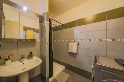 Salle de bains dans l'établissement Grand T2 terrasse 27m2 plein sud Folelli centre