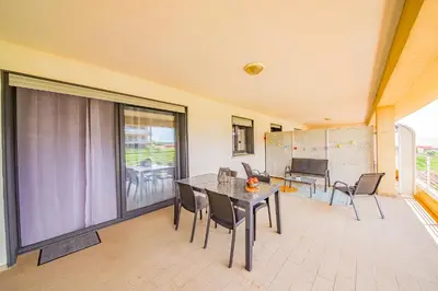 Balcon ou terrasse dans l'établissement Grand T2 terrasse 27m2 plein sud Folelli centre