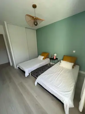 Un ou plusieurs lits dans un hébergement de l'établissement Appartement avec piscine