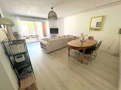 Télévision ou salle de divertissement dans l'établissement Appartement avec piscine