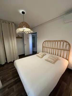 Un ou plusieurs lits dans un hébergement de l'établissement Casa Victor - Jardin privatif, proche plage et centre