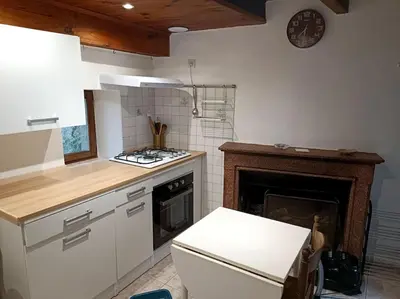 Cuisine ou kitchenette dans l'établissement Maison de village