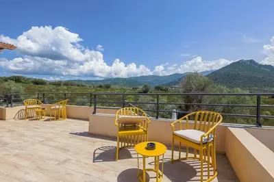 Vue générale sur la montagne ou vue sur la montagne depuis la villa