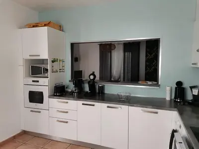 Cuisine ou kitchenette dans l'établissement Rez Haut de villa à Calenzana