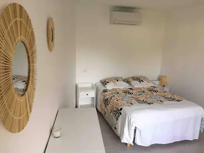 Un ou plusieurs lits dans un hébergement de l'établissement Villa CALLINAJO , à 1 min de la plage LOZARI