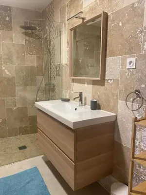 Salle de bains dans l'établissement Villa CALLINAJO , à 1 min de la plage LOZARI