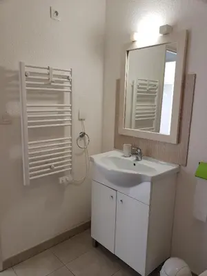 Salle de bains dans l'établissement VILLA MARYSABEL , maison T4 duplex, résidence villa de melody avec 2 piscines, mer à 500 m