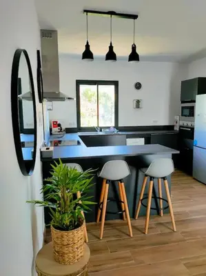 Cuisine ou kitchenette dans l'établissement Appartement neuf avec balcon et 2 chambres