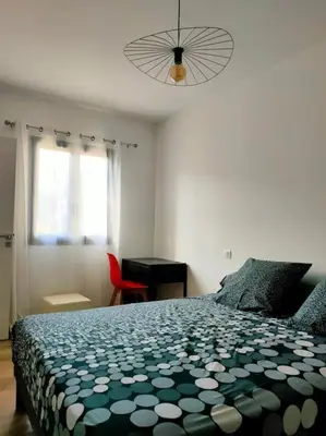 Un ou plusieurs lits dans un hébergement de l'établissement Appartement neuf avec balcon et 2 chambres