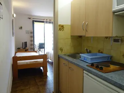 Cuisine ou kitchenette dans l'établissement Studio Residence Cabanaccia Studio 35m² by Interhome