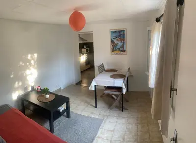Coin salon dans l'établissement Rez de villa avec terrasse vue mer