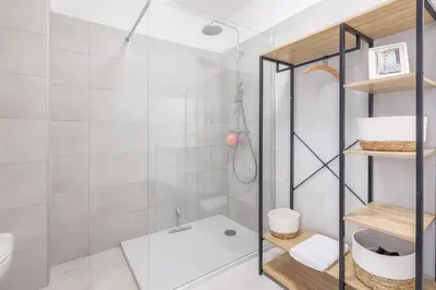 Salle de bains dans l'établissement Amandula - Appt climatisé vue mer