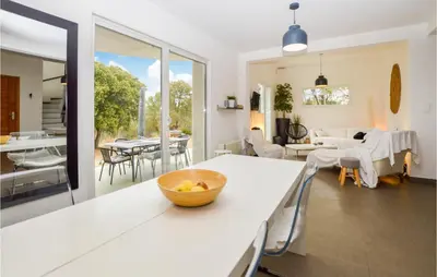 Coin salon dans l'établissement Amazing Home In Pigna With Kitchen