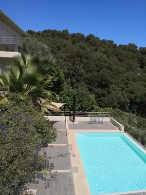 Piscine de l'établissement Studio moderne magnifique vue sur mer dans cadre calme et verdoyant ou située à proximité