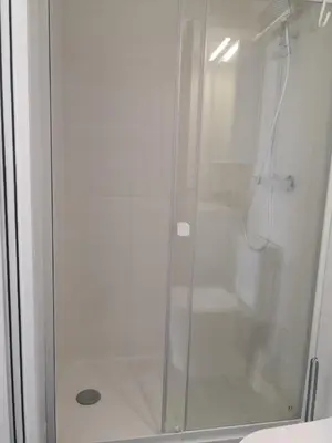 Salle de bains dans l'établissement Studio moderne magnifique vue sur mer dans cadre calme et verdoyant