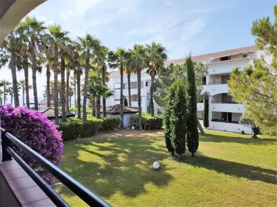 Jardin de l'établissement Casa Emma les pieds dans l'eau
