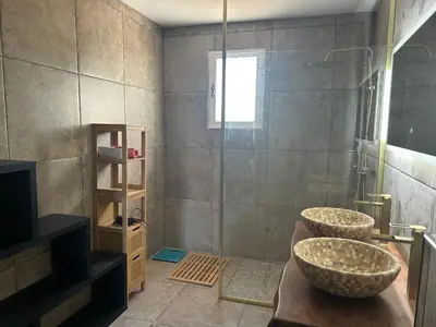 Salle de bains dans l'établissement Maison de charme en bord de mer