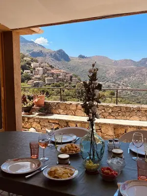 Vue générale sur la montagne ou vue sur la montagne depuis la maison de vacances