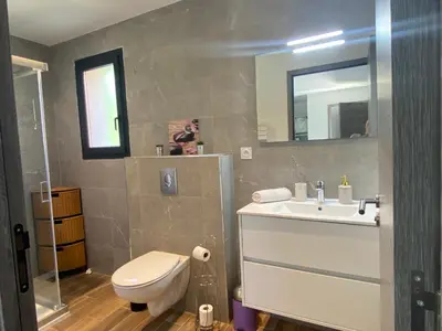 Salle de bains dans l'établissement Terra bella Costa Verde T2 classé 3 étoiles