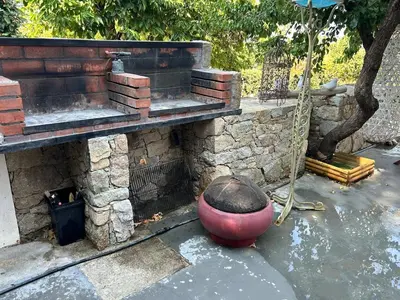 Barbecue disponible mis à disposition des clients de l'appartement