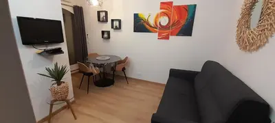 Télévision ou salle de divertissement dans l'établissement Gites.sassone à Sant Ambroggio, à 50m de la mer.