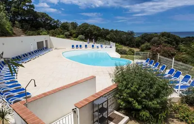 Piscine de l'établissement MAISON MITOYENNE VUE MER WIFI PROCHE L'ILE ROUSSE ou située à proximité