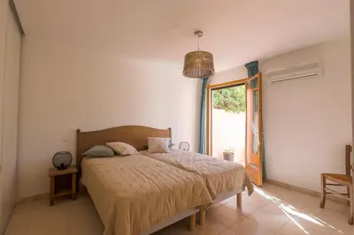 Un ou plusieurs lits dans un hébergement de l'établissement MAISON MITOYENNE VUE MER WIFI PROCHE L'ILE ROUSSE