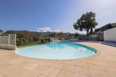 Piscine de l'établissement MAISON MITOYENNE VUE MER WIFI PROCHE L'ILE ROUSSE ou située à proximité