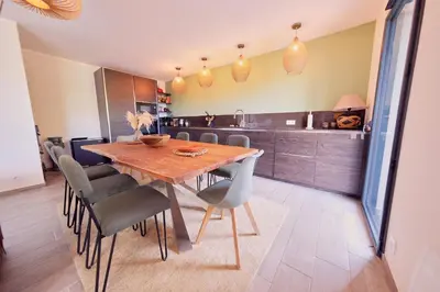 Cuisine ou kitchenette dans l'établissement Villa avec jardin et piscine