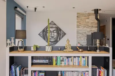 Bibliothèque dans la villa