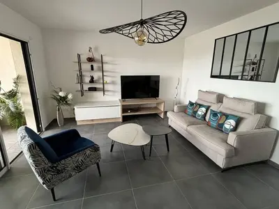Télévision ou salle de divertissement dans l'établissement Appartement T2 vue mer et citadelle