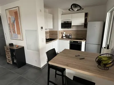 Cuisine ou kitchenette dans l'établissement Appartement T2 vue mer et citadelle