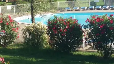 Piscine de l'établissement Villa Melody duplex climatisée piscine ou située à proximité