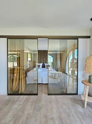 Un ou plusieurs lits dans un hébergement de l'établissement Villa prestige au bord de l'eau- Misincu