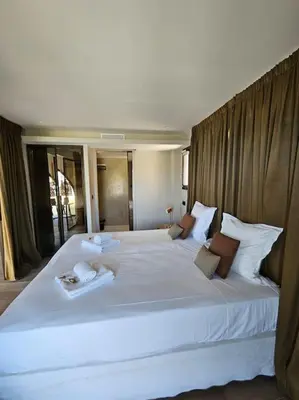 Un ou plusieurs lits dans un hébergement de l'établissement Villa prestige au bord de l'eau- Misincu