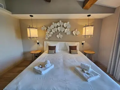 Un ou plusieurs lits dans un hébergement de l'établissement Villa prestige au bord de l'eau- Misincu